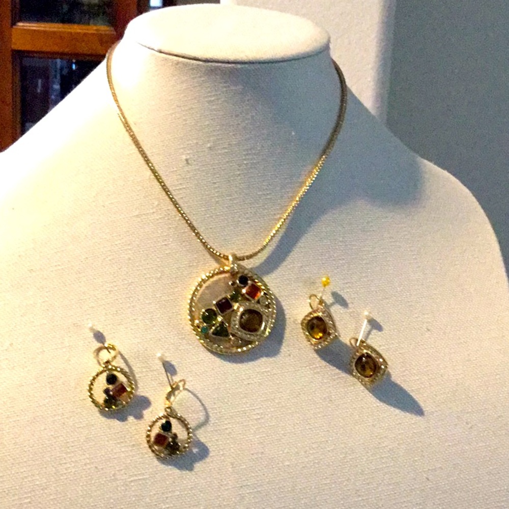 Bijouterie Yanbal 2 pairs earrings and necklace gold plated